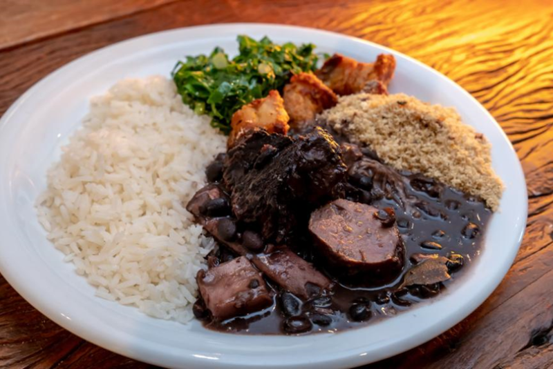 Feijoada Junina do Comfort Hotel Santos une gastronomia e clima de arraial