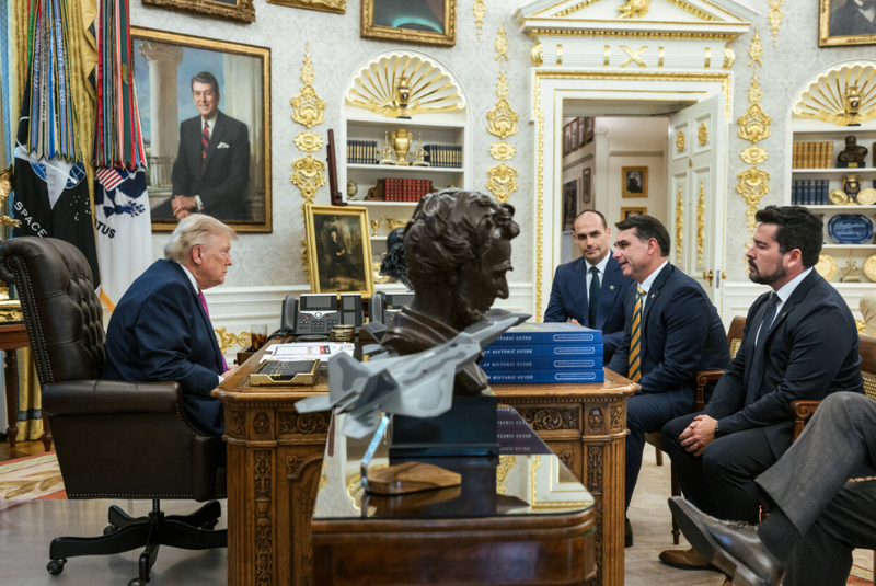 Trump elogia Flávio Bolsonaro após encontro na Casa Branca