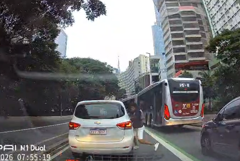 Homem furta celular de dentro de carro em avenida movimentada de SP