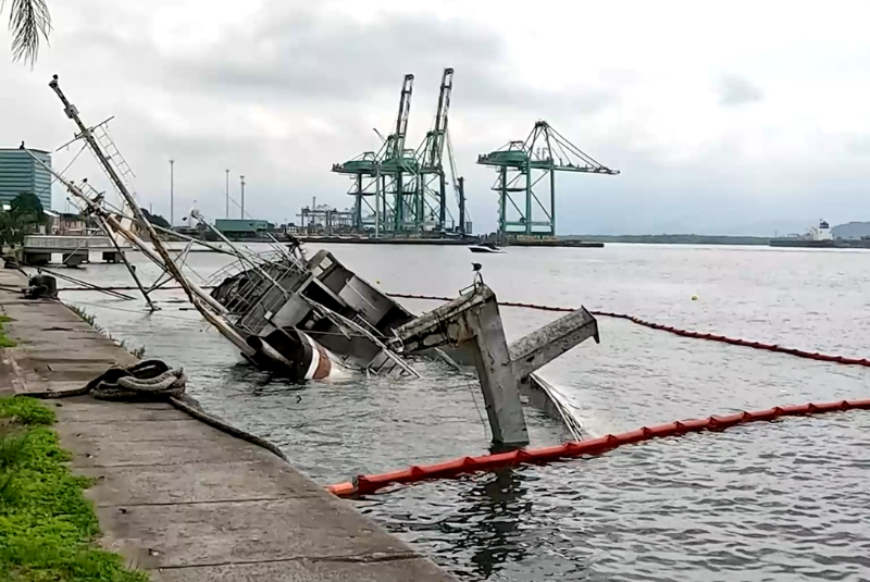 Navio Professor Besnard passa por reflutuação no Porto de Santos