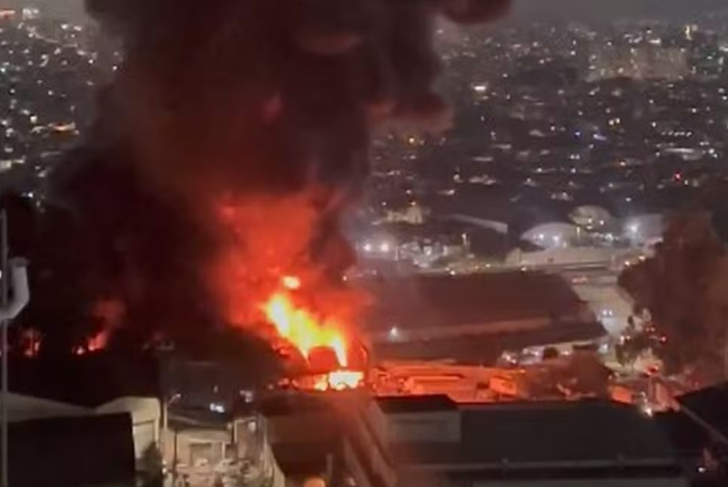 O combate ao incêndio em um imóvel comercial na Rua Guaporé, em Guarulhos, já dura mais de 14 horas, segundo o...
