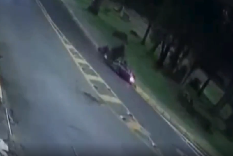 Uma motociclista de 30 anos ficou gravemente ferida após uma colisão frontal entre duas motos na noite de segunda-feira (1º), em Registro...