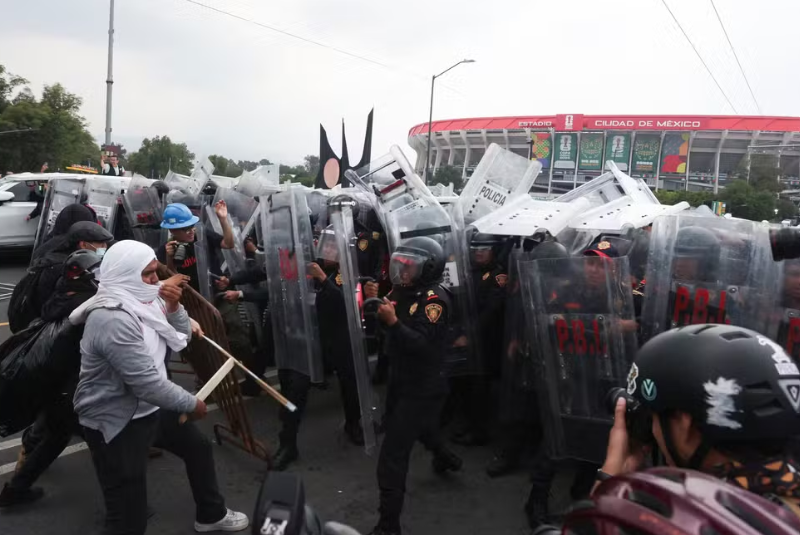 Dezenas de manifestantes e policiais entraram em confronto nesta quinta-feira (11) nos arredores do Estádio Cidade do México...