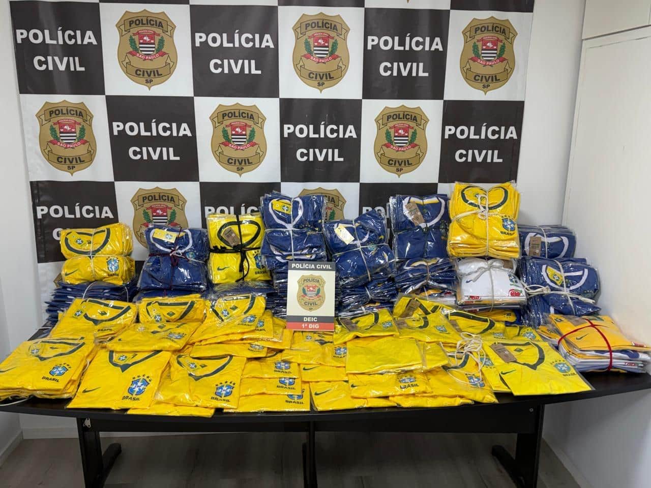 Polícia apreende 50 mil figurinhas e mil álbuns falsificados da Copa 2026 em SP