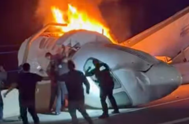 Tragédia aérea no Texas: queda de avião termina com morte e cenas de resgate intenso