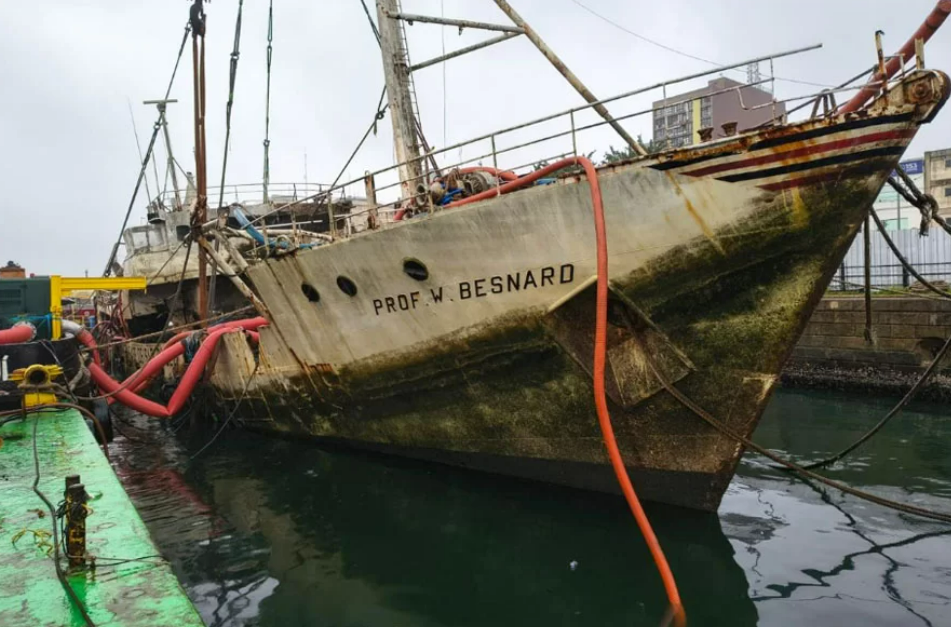 Navio histórico “Professor W. Besnard” volta a flutuar após 94 dias de operação no Porto de Santos
