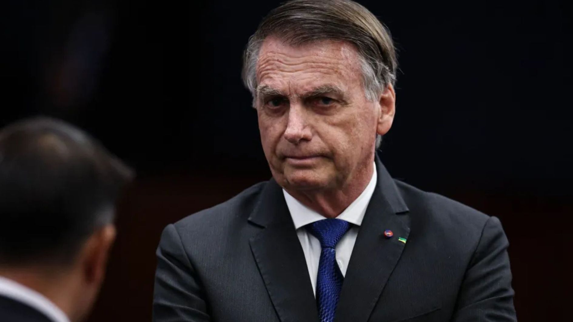 Bolsonaro entrega armas