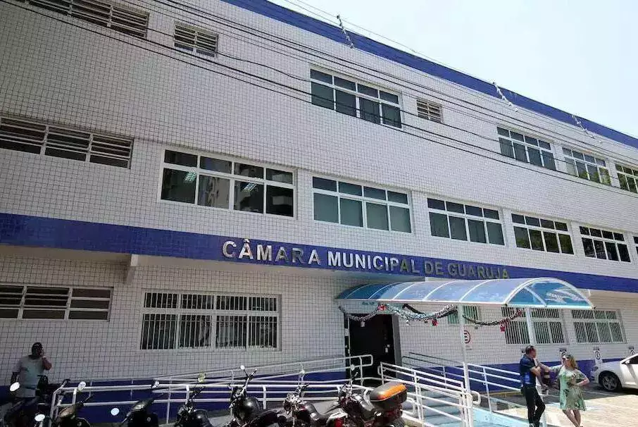 A Câmara Municipal de Guarujá aprovou, nesta sexta-feira (24), durante sessão extraordinária, o projeto de lei que autoriza alterações na legislação municipal para permitir a contratação de um empréstimo de R$ 20 milhões junto à Caixa Econômica Federal.