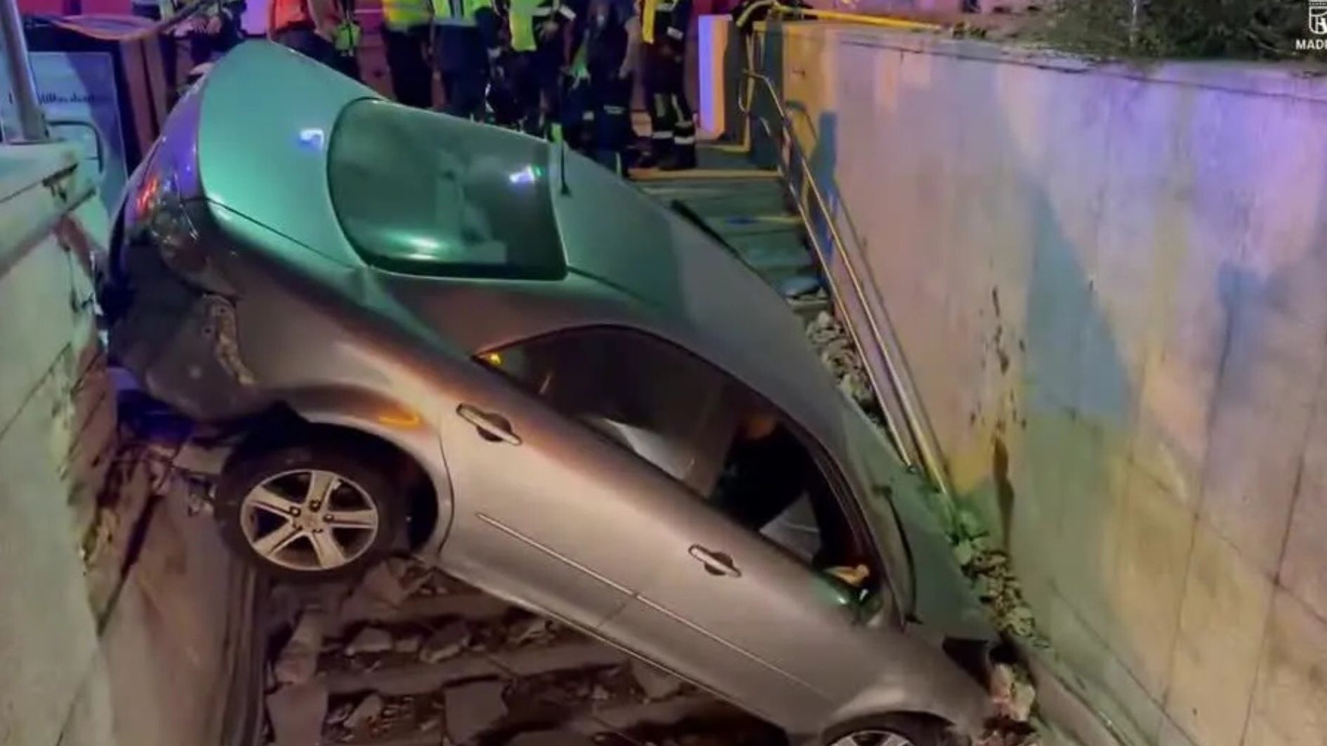 Carro invade entrada de metrô