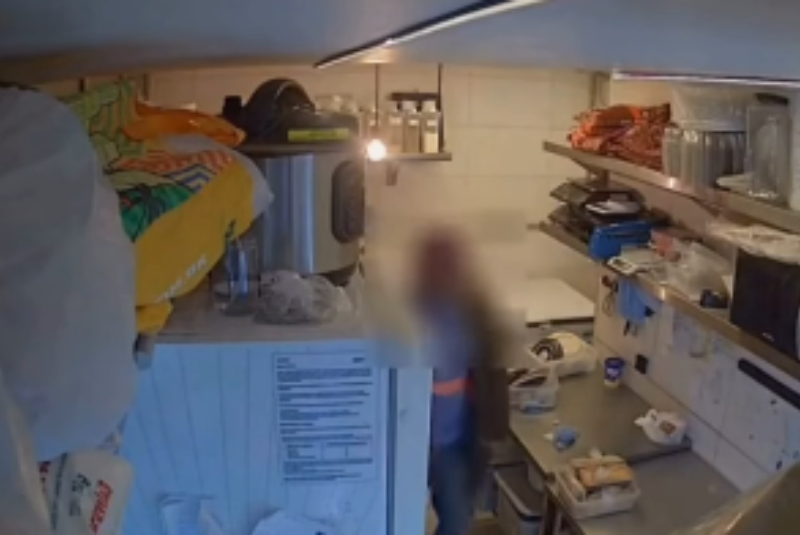 Homem tranca funcionárias em banheiro durante assalto a doceria em Santos