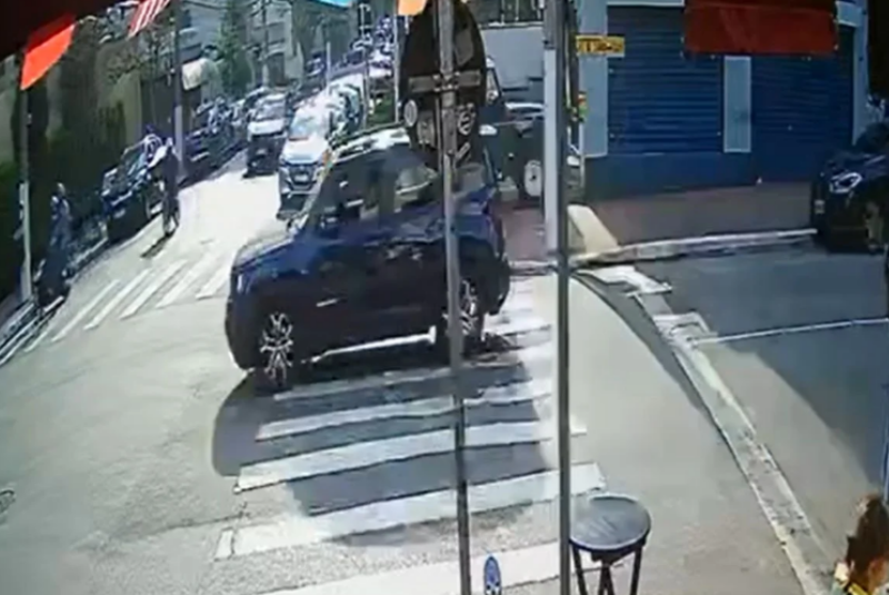 Motociclista foge da PM, avança sinal vermelho e provoca acidente em bairro nobre de SP