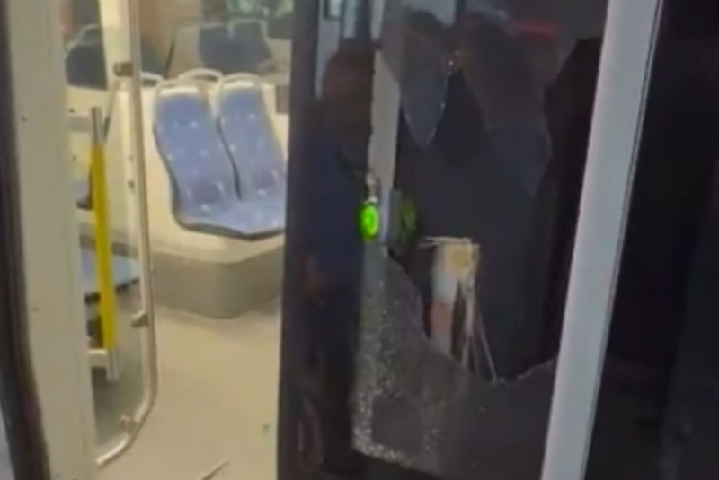 Ônibus colide com VLT durante conversão e passageiros são transferidos em Santos