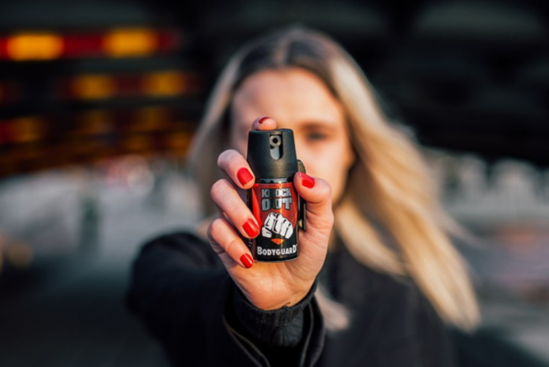 Spray de pimenta para defesa de mulheres é liberado; entenda o que muda com a nova lei