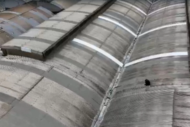 Homem invade fábrica de refrigerantes e tenta fugir pelo telhado em Mogi das Cruzes