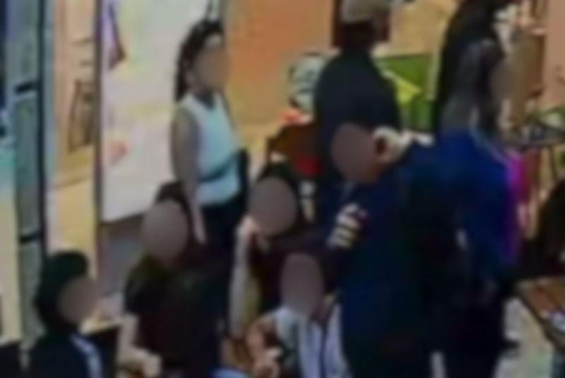Golpe da distração: mulher furta bolsa enquanto comparsa conversa com família em shopping