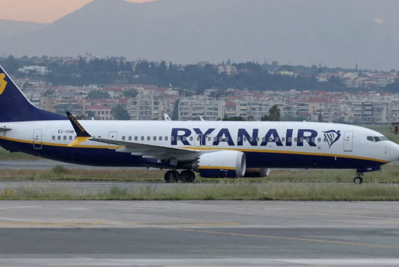 Passageiro é parcialmente sugado para fora de avião após janela quebrar durante voo