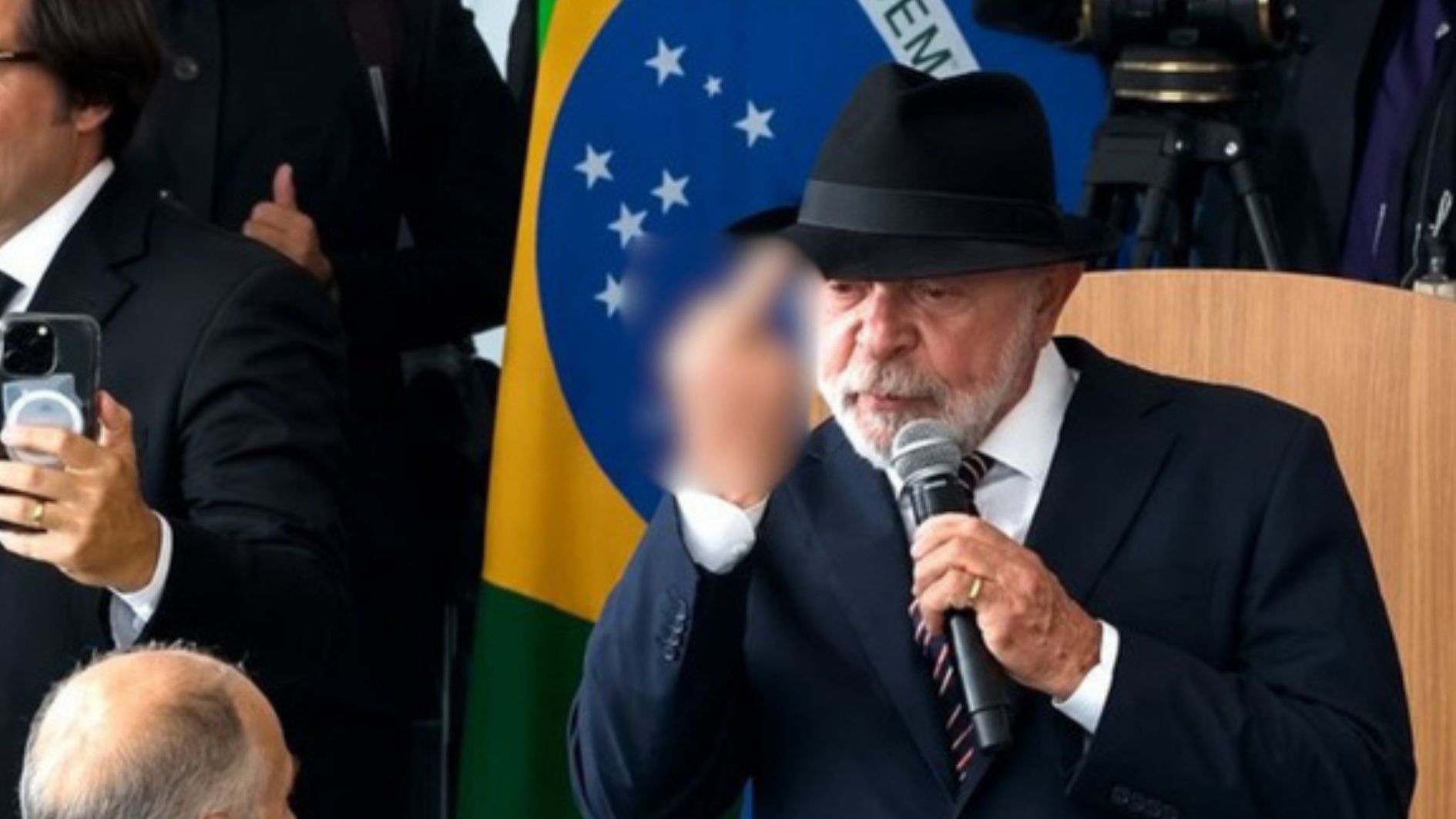 Lula mostrou o dedo do meio