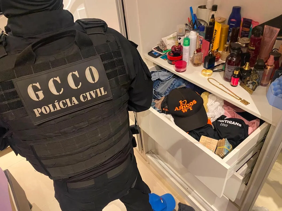 A Polícia Civil de Mato Grosso deflagrou, nesta quinta-feira (30), a **Operação Replay**, que tem como objetivo desarticular o núcleo financeiro do Comando Vermelho (CV).