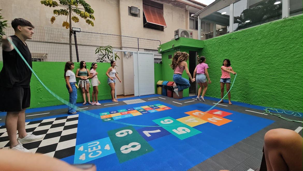 Curso de férias com tema Disney une inglês e diversão para crianças e adolescentes em Santos