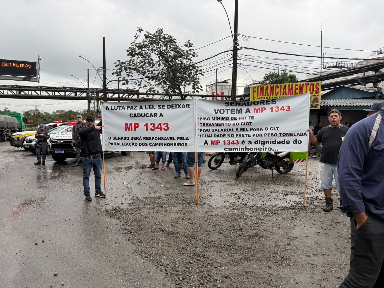 Greve de caminhoneiros começa nos portos e cobra votação urgente da MP do Frete