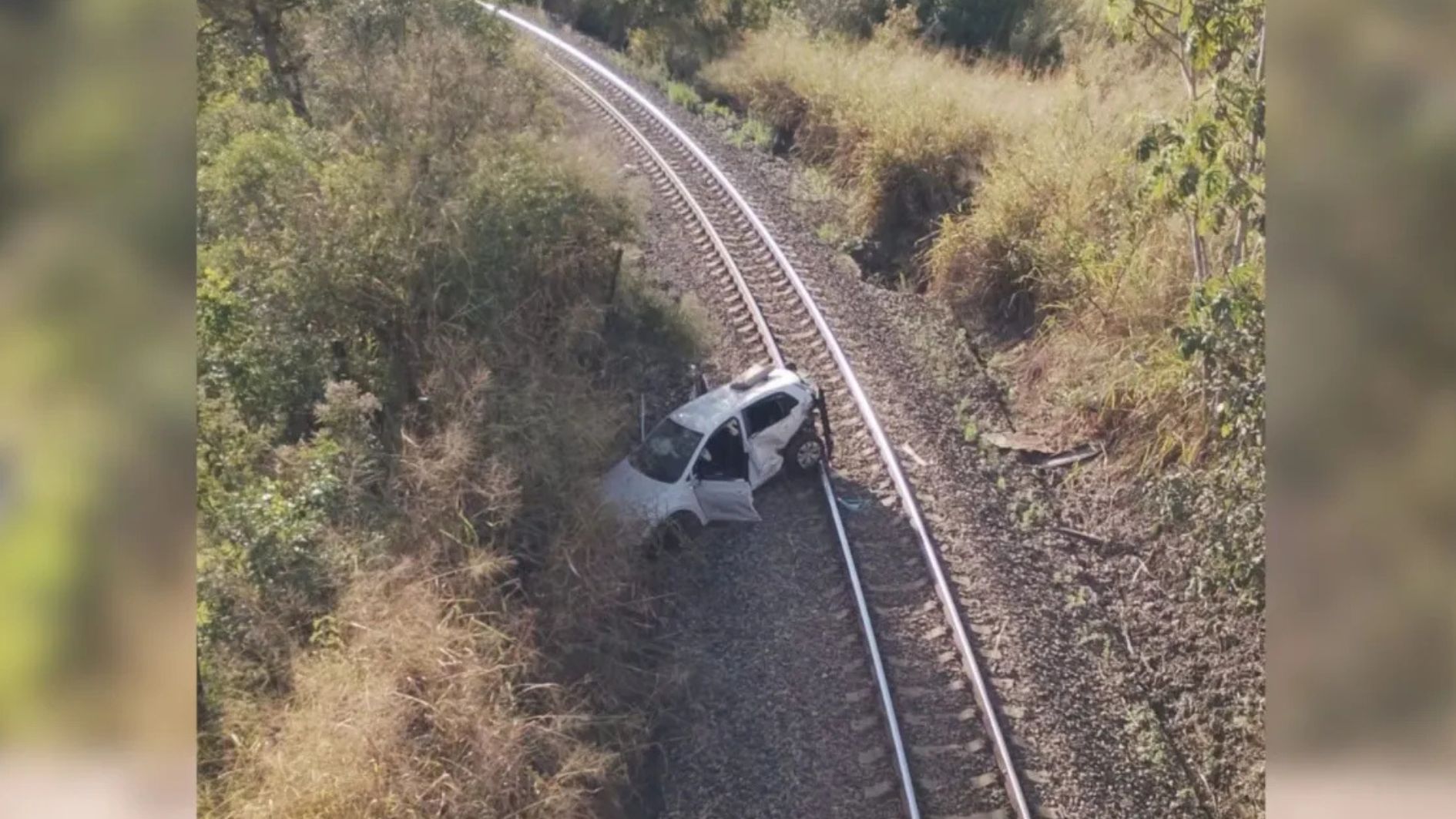 carro cai em trilho de trem
