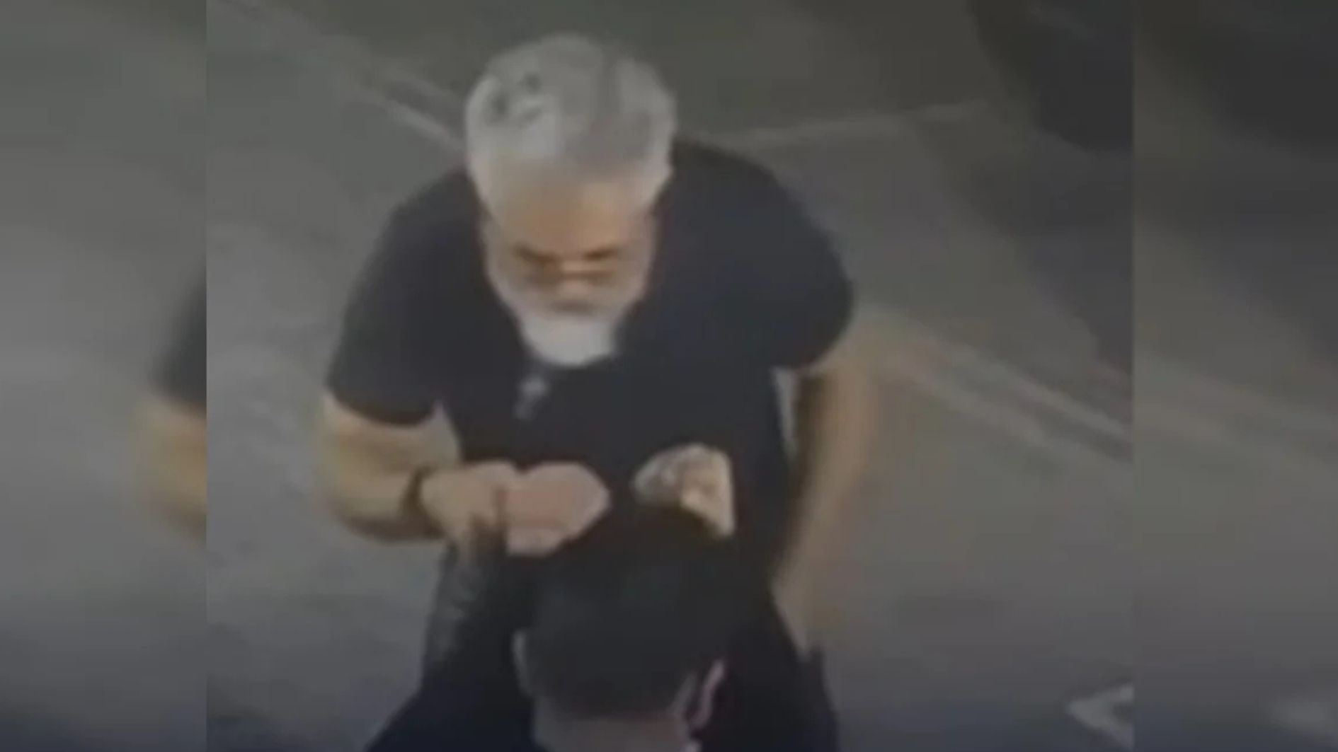 pai é flagrado agredindo filho cadeirante