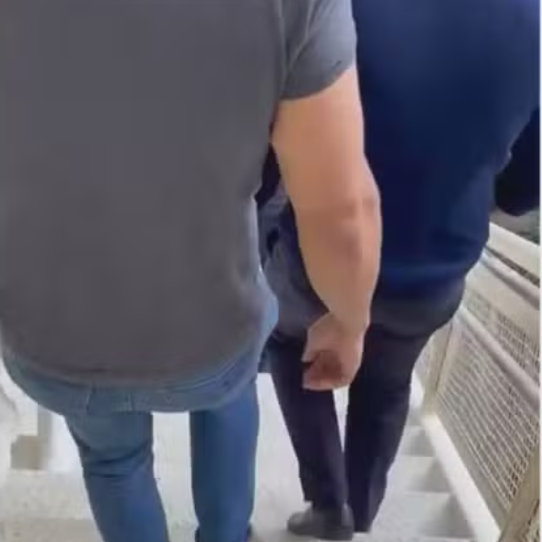 Um gerente de uma unidade do McDonald’s localizada no Lago Norte, no Distrito Federal, foi preso em flagrante nesta quarta-feira (5) após ser acusado de importunação sexual contra uma funcionária do restaurante. O caso foi registrado pela 2ª Delegacia de Polícia (Asa Norte).