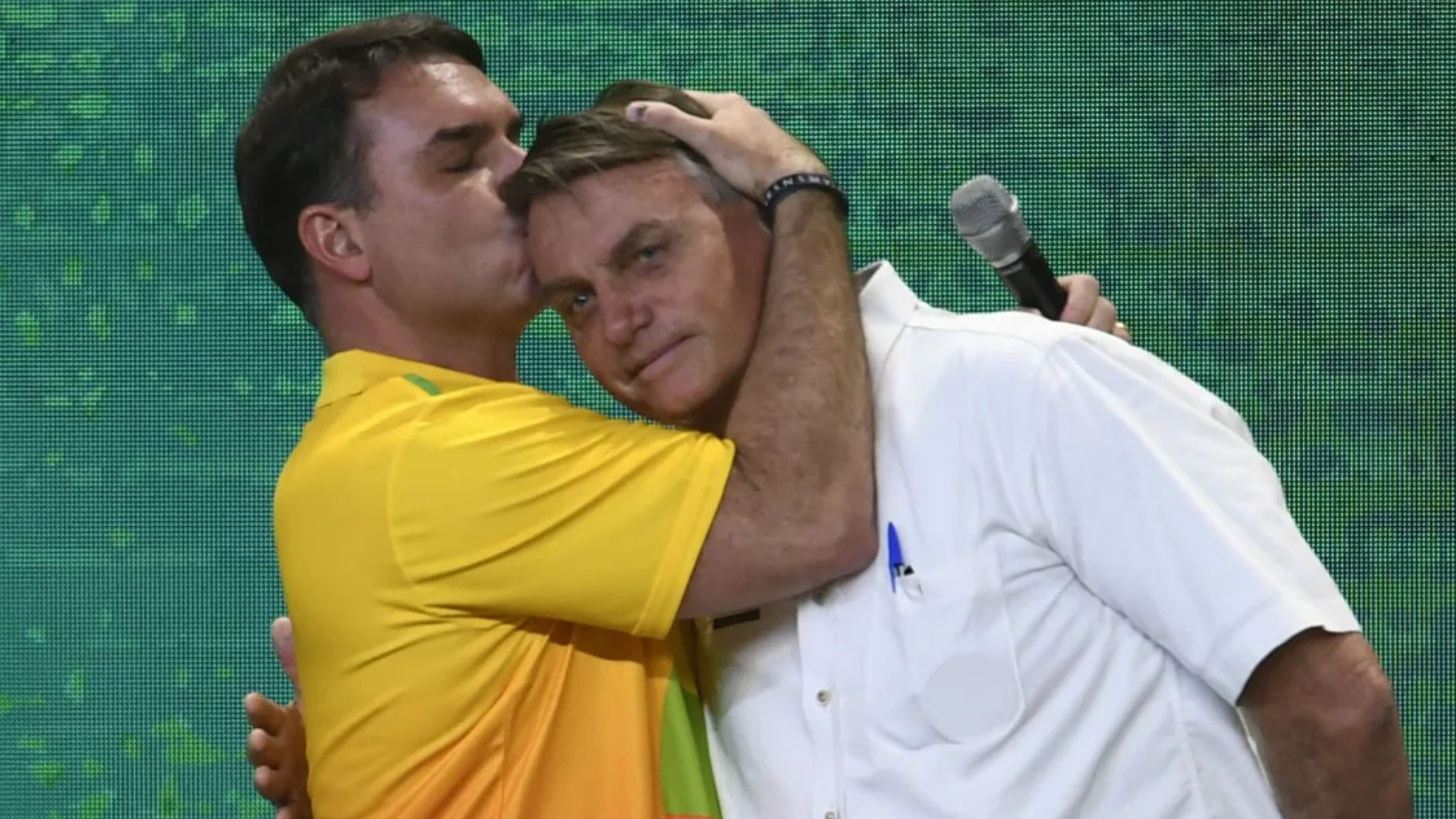 Flávio Bolsonaro chora