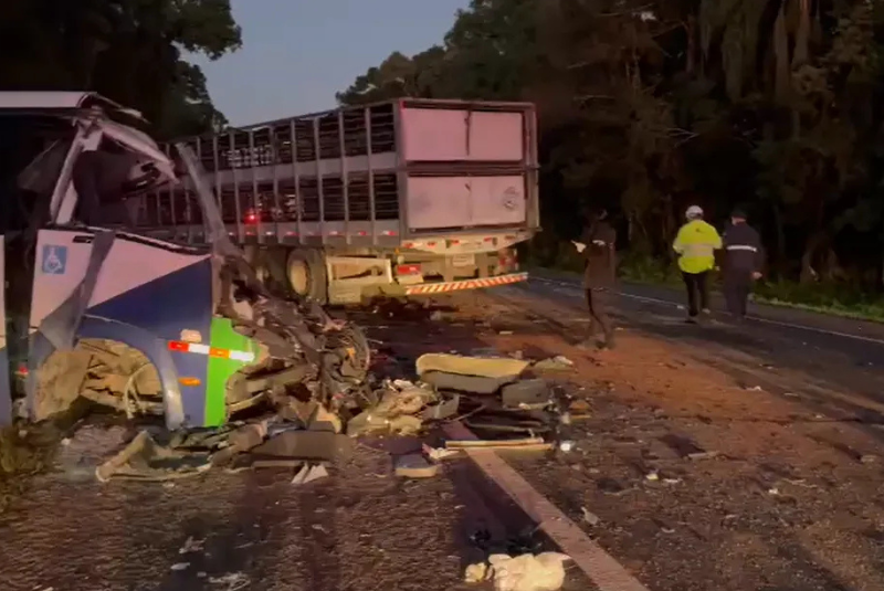 Um acidente entre um micro-ônibus da Secretaria de Saúde de Imbituva e uma carreta deixou 23 mortos e cinco feridos na madrugada...