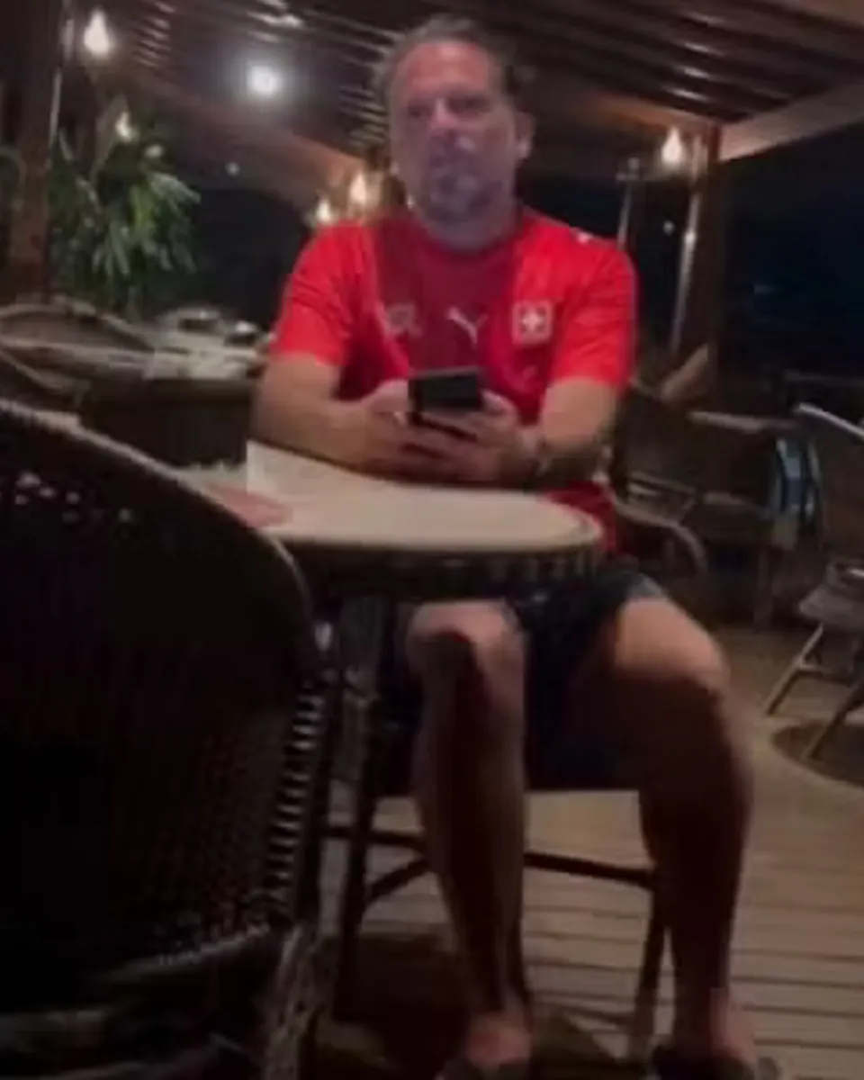 Um turista italiano, de 53 anos, foi preso após importunar sexualmente uma cantora e fazer ofensas racistas contra ela em Morro de São Paulo, distrito turístico de Cairu, na Bahia.