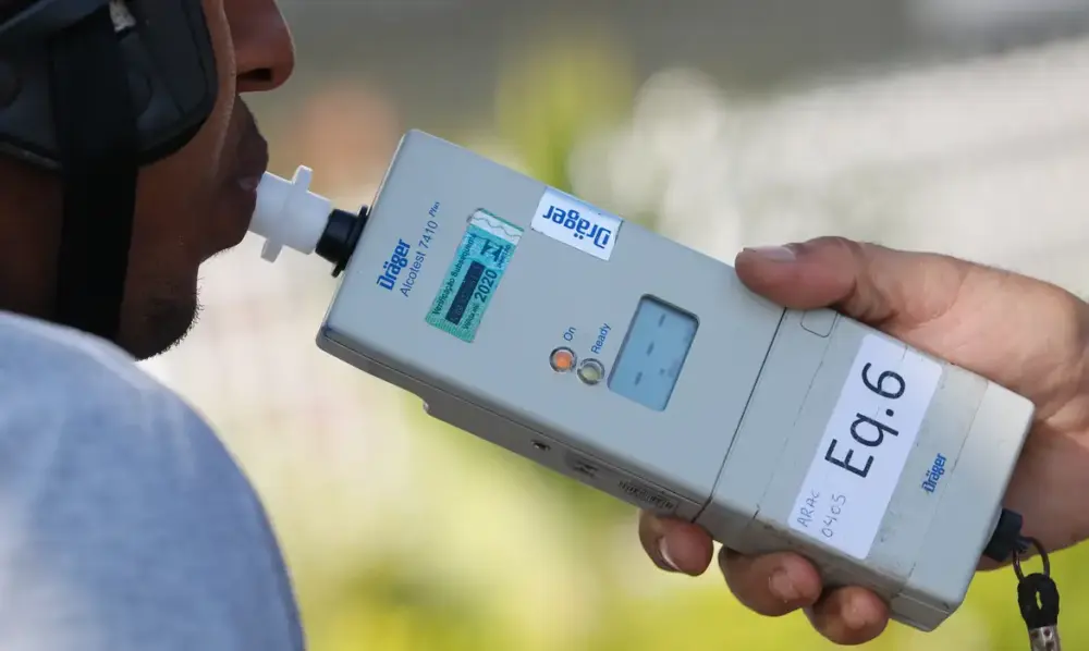 O bafômetro continua sendo utilizado. A nova regra cria uma etapa de triagem, que pode indicar a presença de álcool.