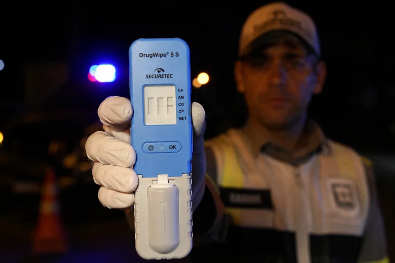 A fiscalização da Lei Seca ganhou novas regras no Brasil. O Conselho Nacional de Trânsito (Contran) atualizou os procedimentos usados nas abordagens e regulamentou a possibilidade de testes para identificar substâncias psicoativas nos motoristas.