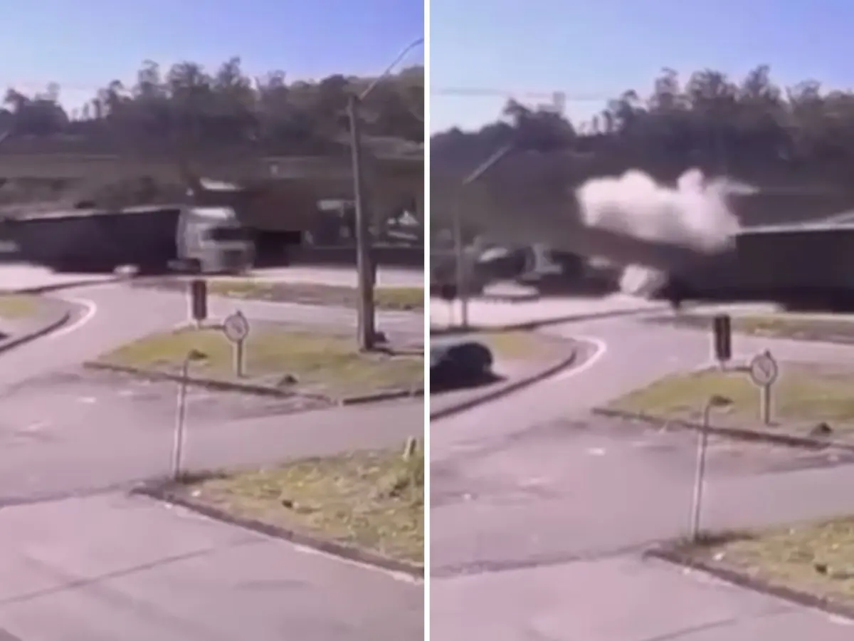 Um caminhão atingiu a estrutura, que caiu sobre a pista e atingiu veículos que passavam pelo trecho. O momento do acidente foi registrado por câmeras de segurança.