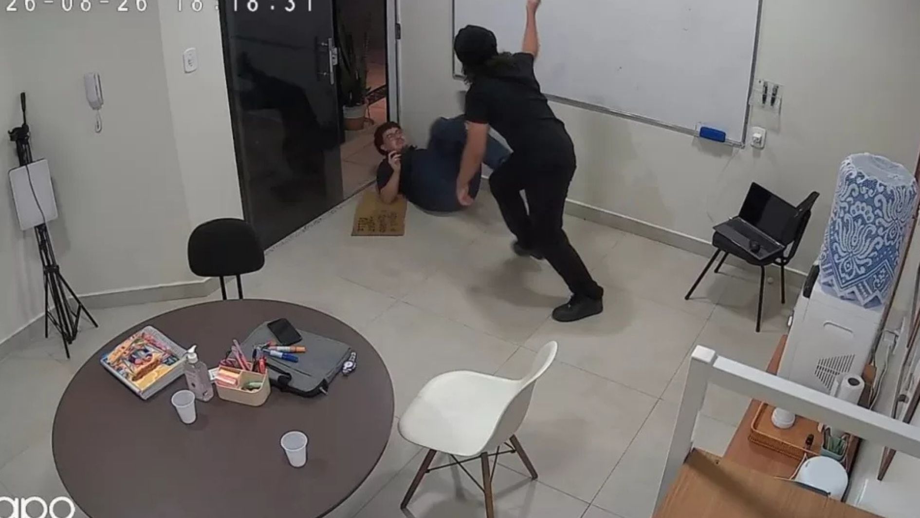 aluno de 14 anos esfaqueia professor