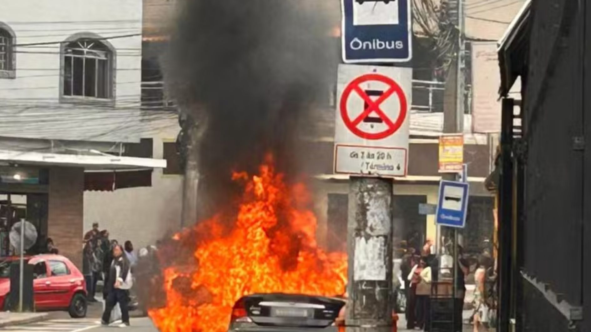 carro pega fogo