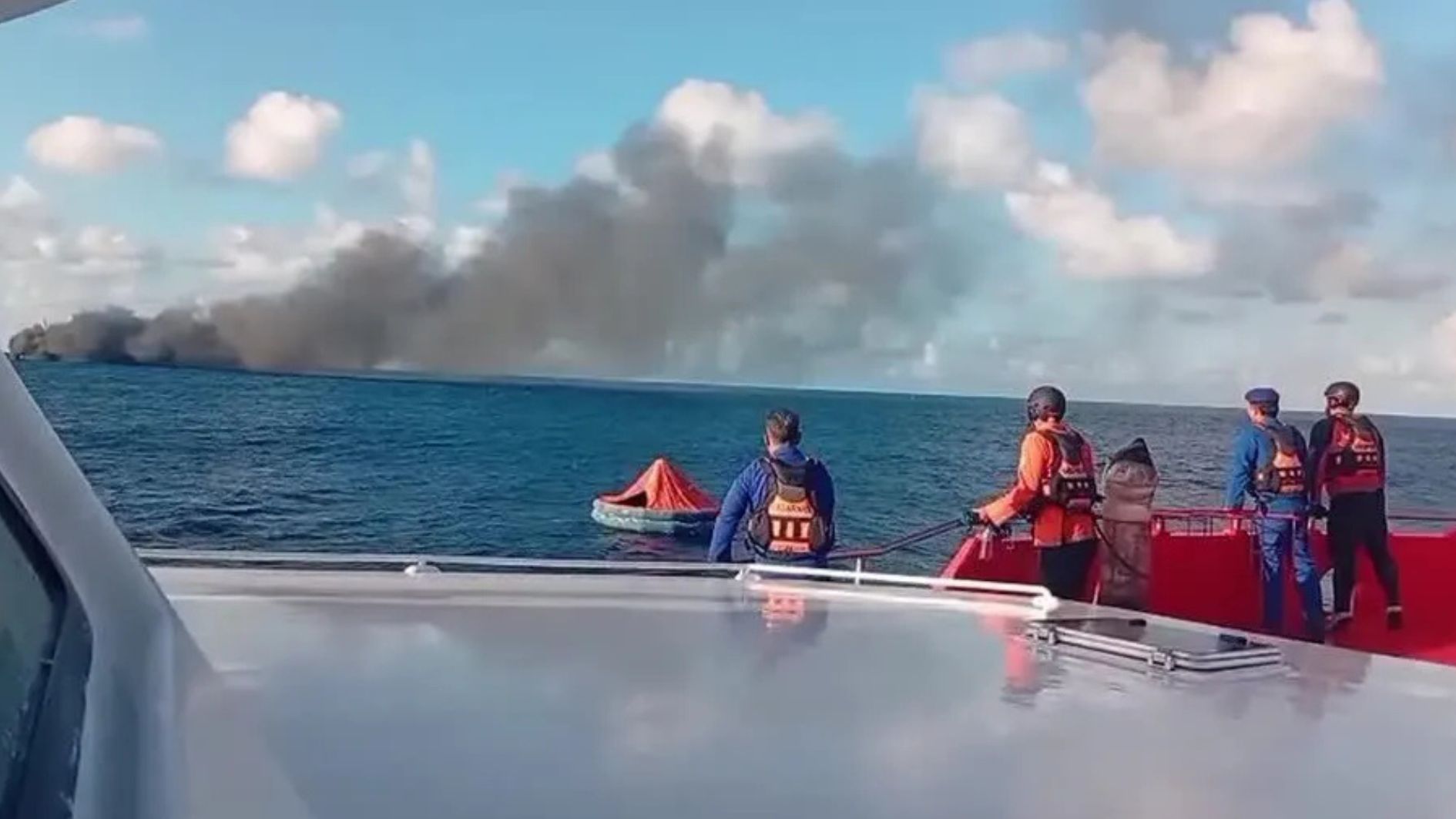 incêndio em balsa na Indonésia