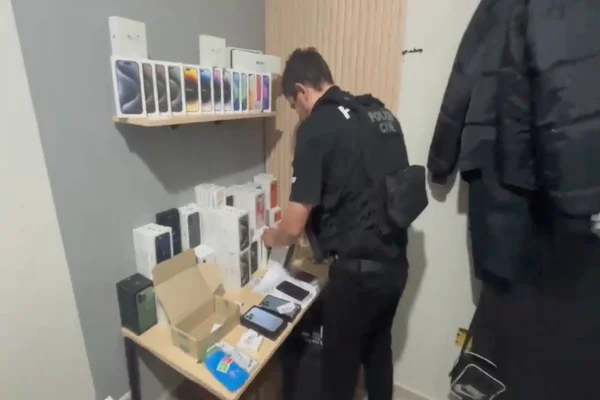 Uma estudante de Direito, de 22 anos, foi presa no Distrito Federal suspeita de participar de um esquema de golpes pela internet.