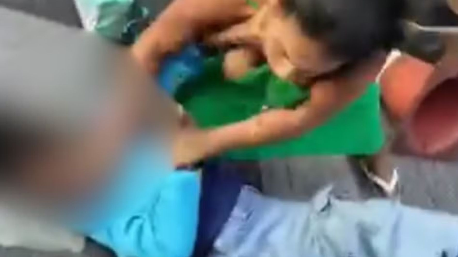 menina agredida na porta de uma escola