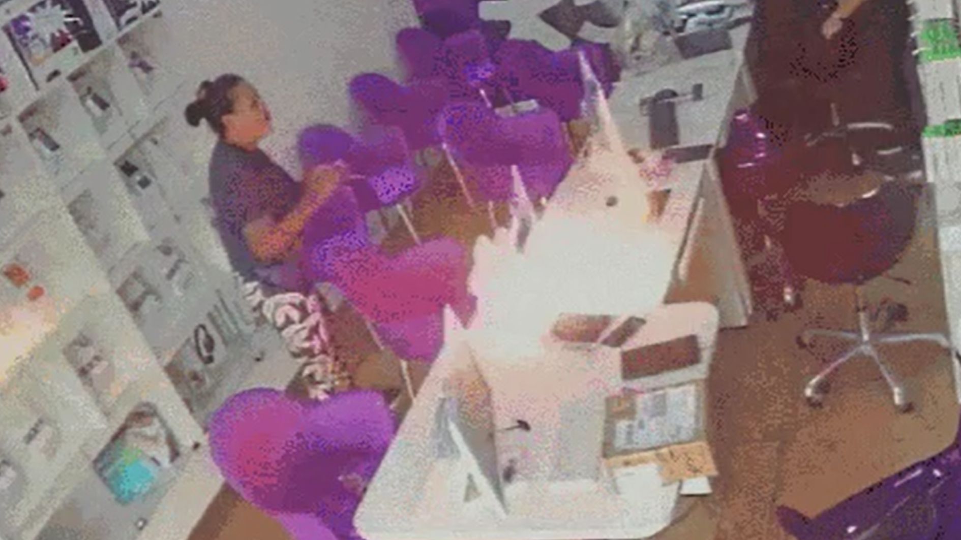 mulher coloca fogo em loja