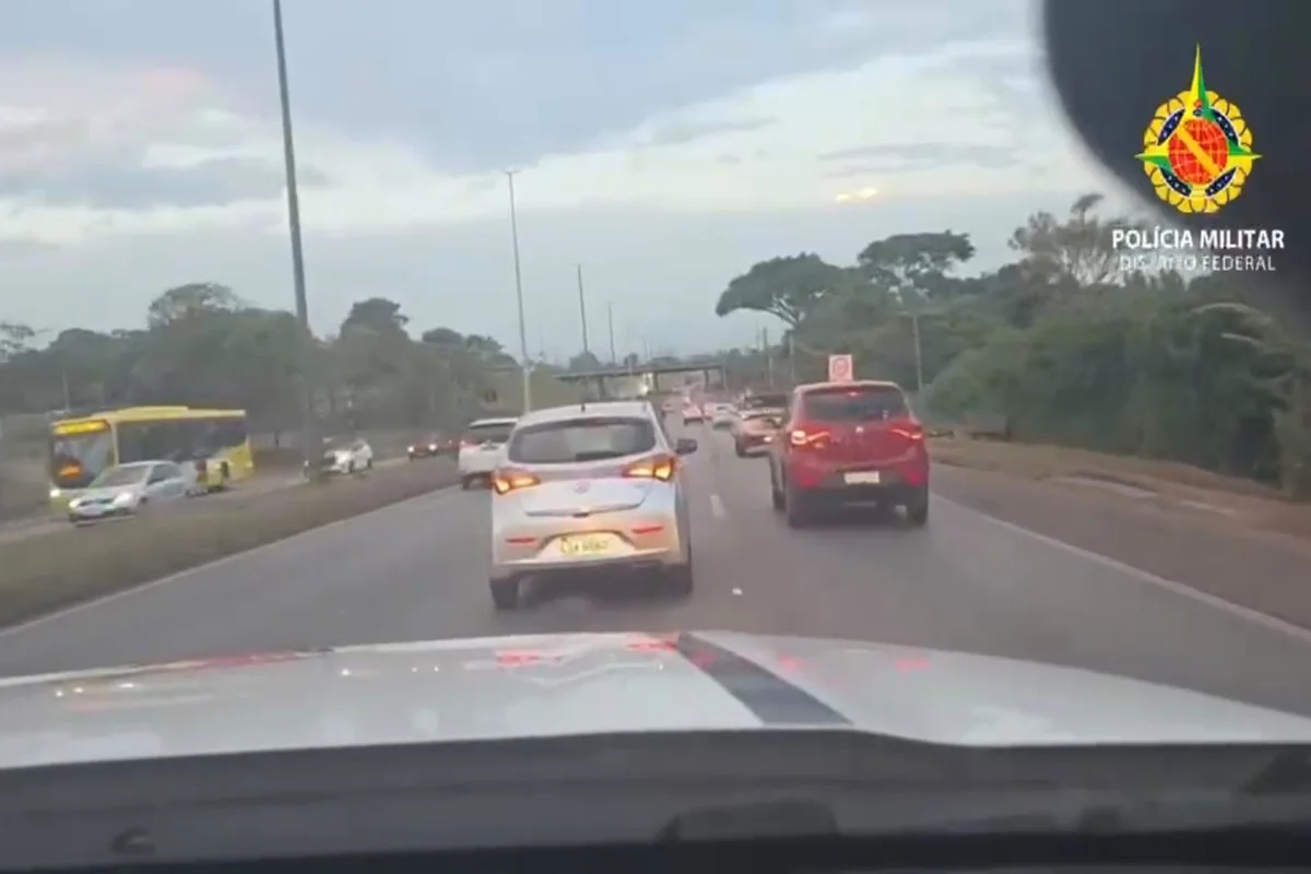 Uma câmera instalada em uma viatura da Polícia Militar do Distrito Federal (PMDF) registrou uma perseguição a um carro roubado que tinha acabado de ser ocupado por uma criança de 3 anos.