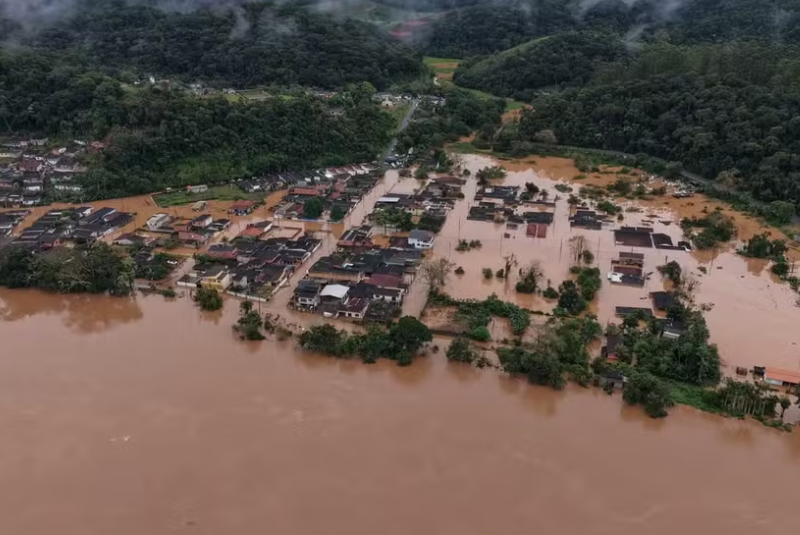 O nível do Rio Ribeira de Iguape seguia em elevação em diferentes pontos do Vale do Ribeira, segundo a Defesa Civil Estadual...