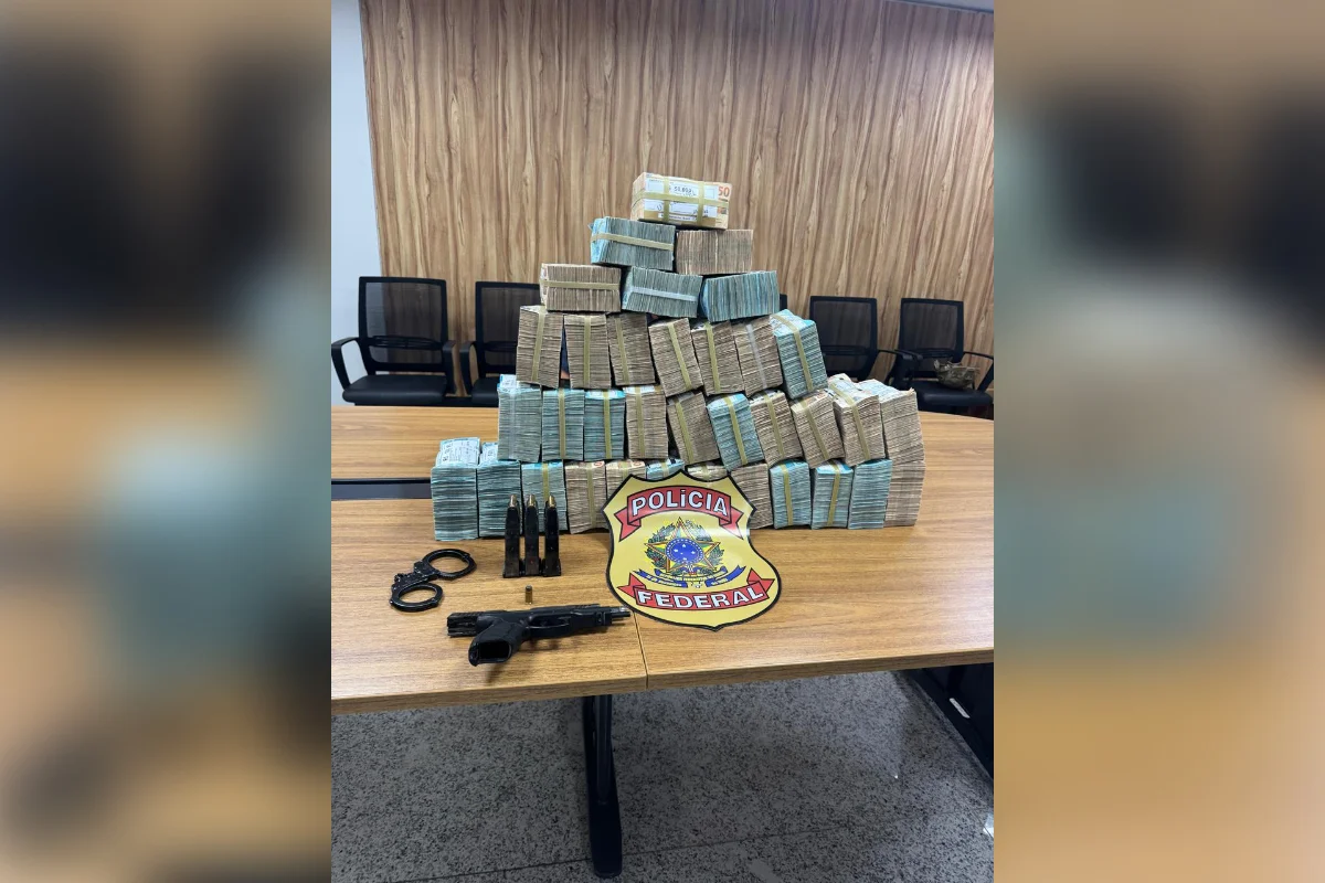 A Polícia Federal prendeu em flagrante, nesta quarta-feira (16), duas pessoas que haviam acabado de sacar R$ 2,5 milhões em espécie de uma agência bancária em Belém, no Pará.