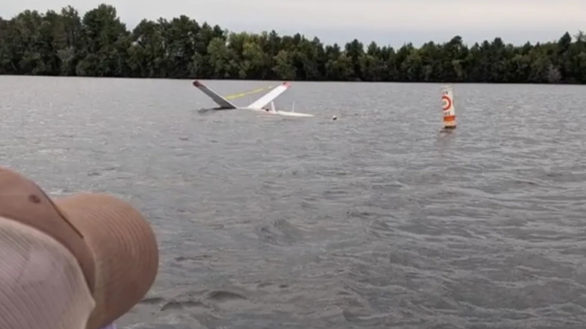 avião cai em lago nos EUA