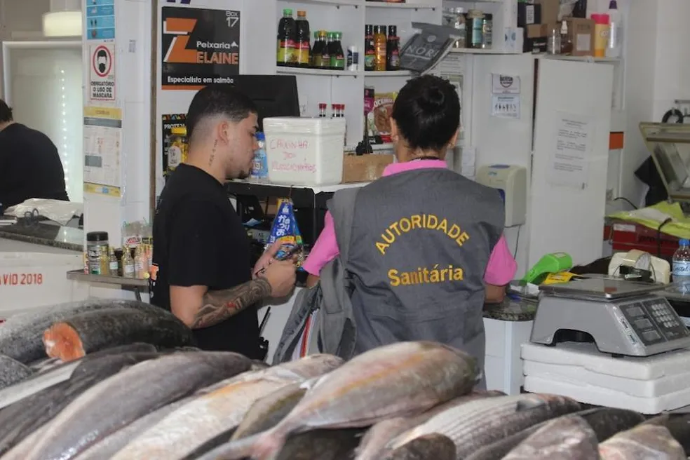Comerciantes de Santos estão sendo alvo de um golpe envolvendo um homem que se passa por fiscal da Vigilância Sanitária da Prefeitura. Segundo a Secretaria Municipal de Saúde, quatro casos foram relatados nos últimos dias.