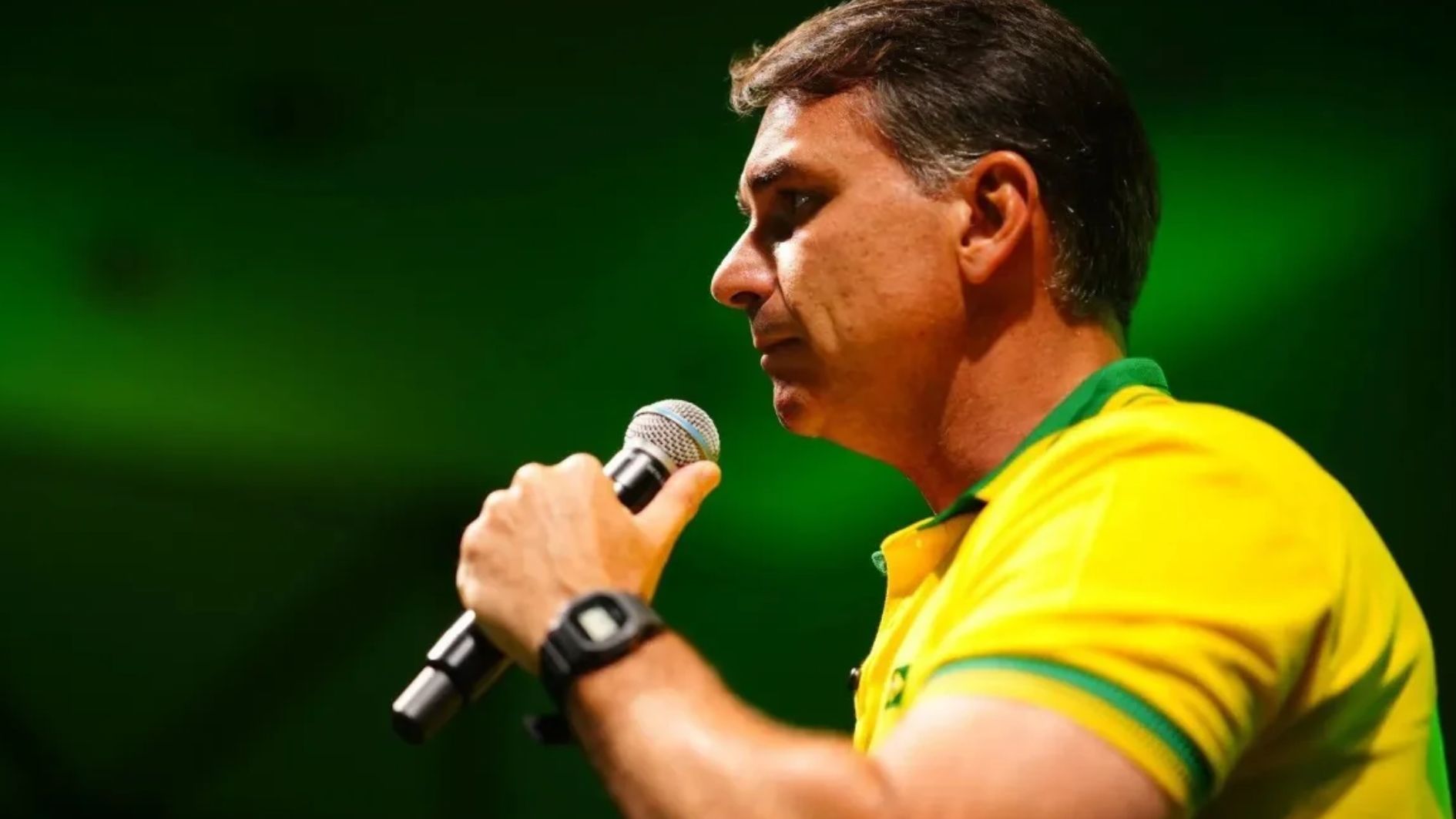 Flávio Bolsonaro contesta resultado das eleições