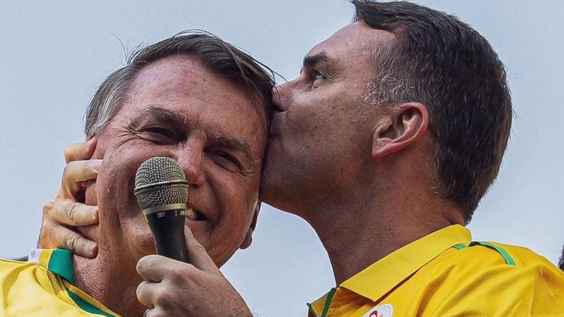 Flávio Bolsonaro visita Jair Bolsonaro