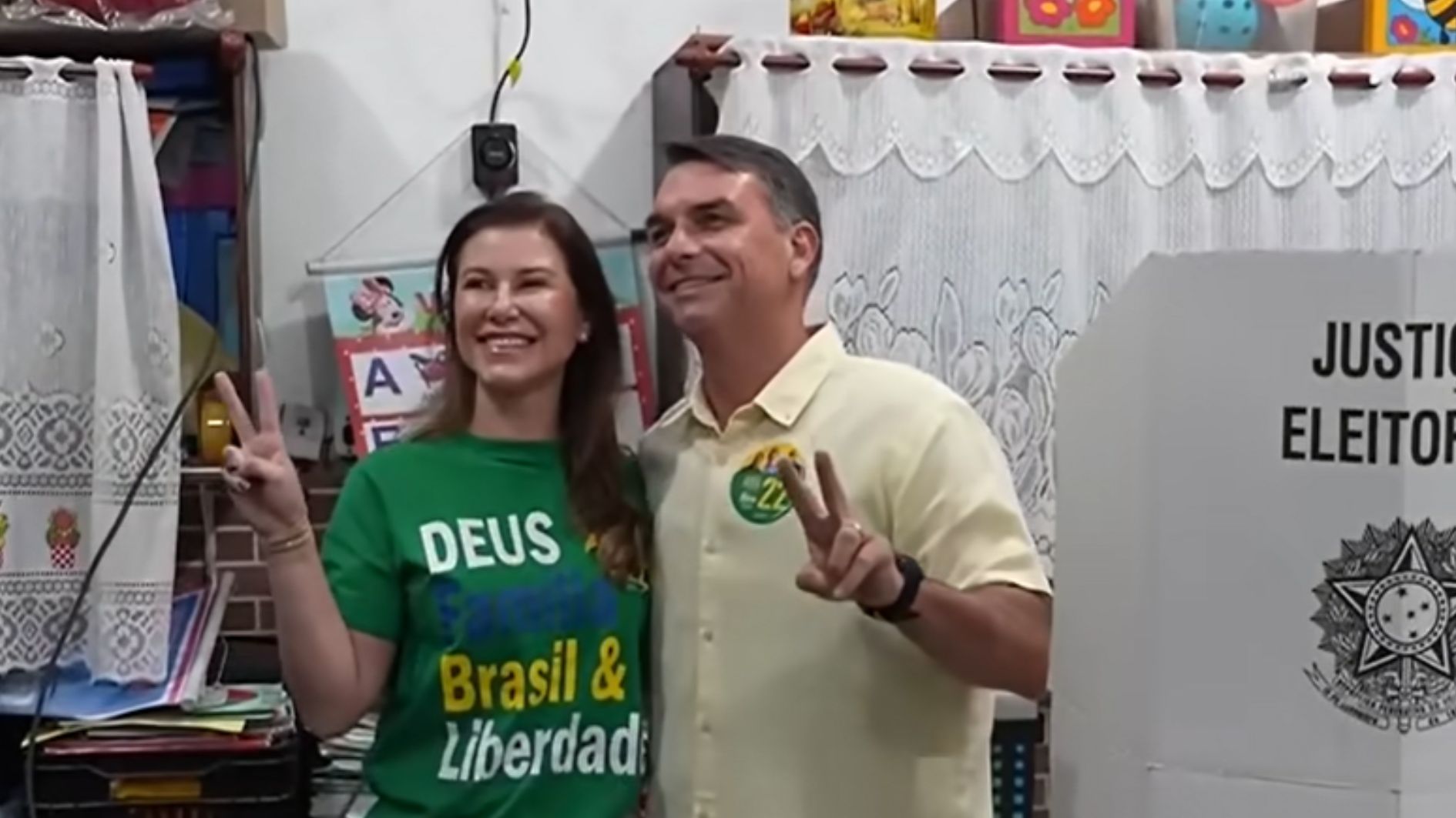 Flávio Bolsonaro vota no Rio