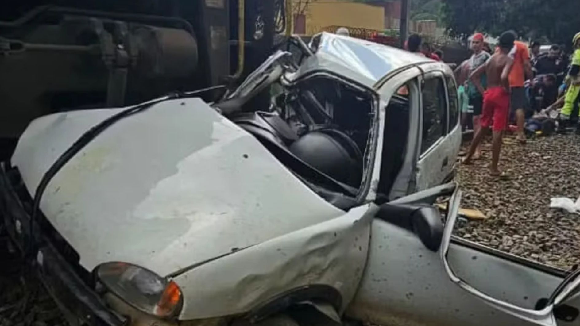 acidente entre carro e trem em Juiz de Fora