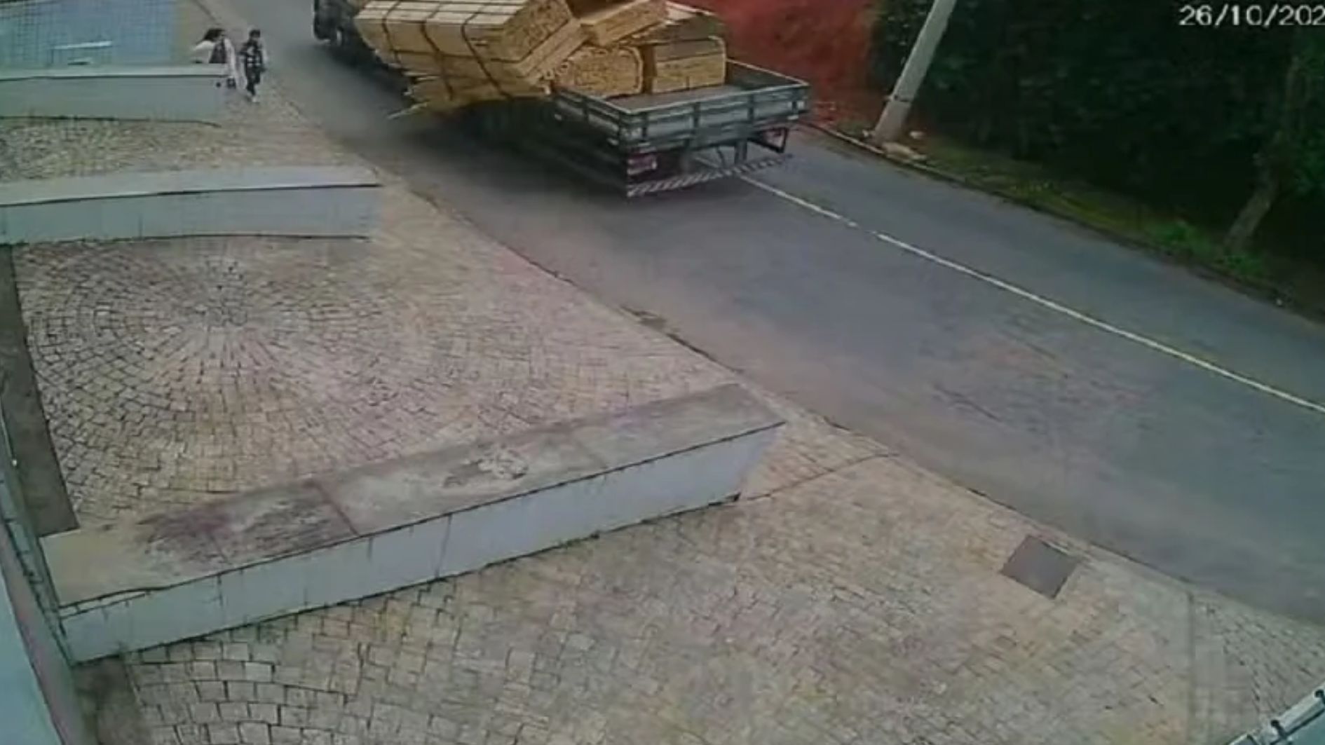 carga de madeira cai em Juiz de Fora