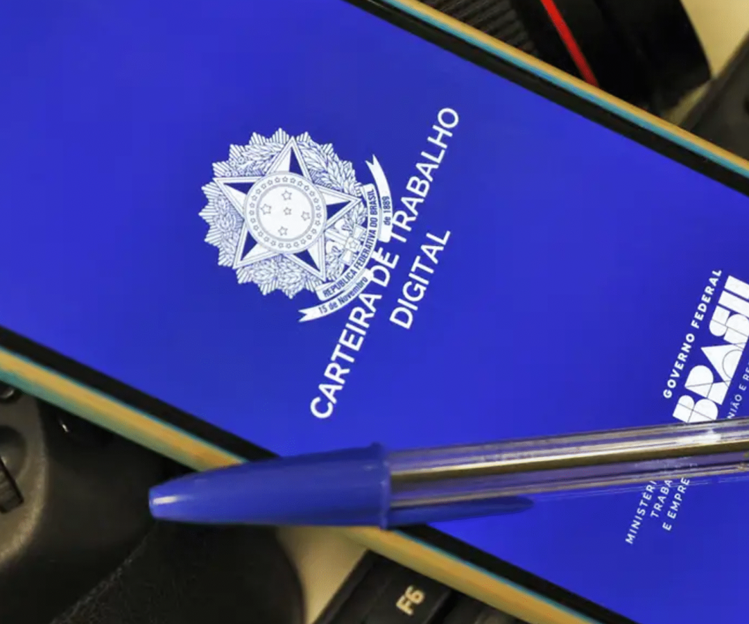 Celular com Carteira de Trabalho Digital (foto: Bruno Peres/Agência Brasil)